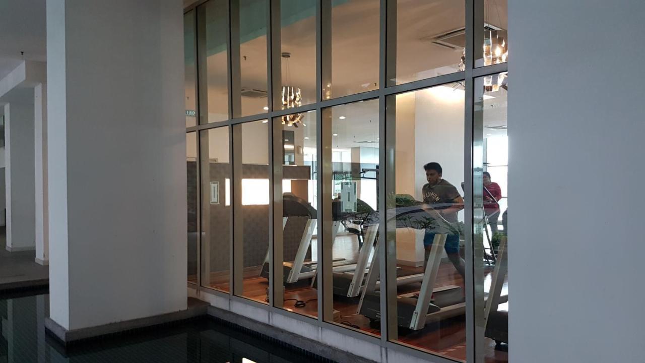 Starsbed Klcc Skyview Roof Pool Hostel Kuala Lumpur Dış mekan fotoğraf