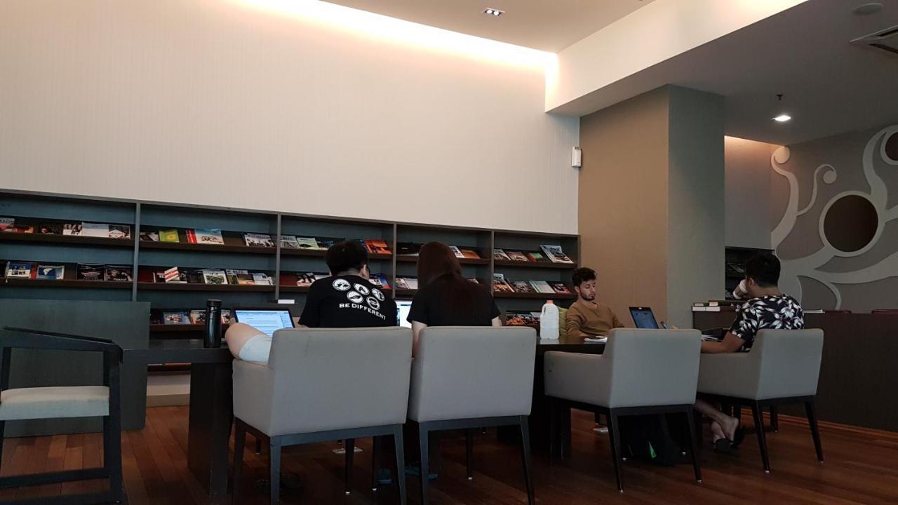 Starsbed Klcc Skyview Roof Pool Hostel Kuala Lumpur Dış mekan fotoğraf